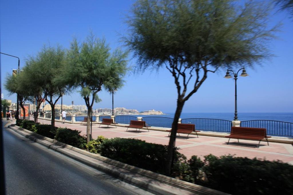 Seafront Lux Apart Inc Pool, Upmarket Area Слима Экстерьер фото